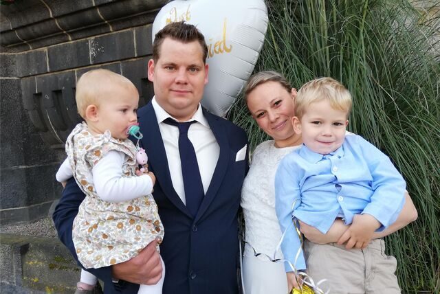 Das Brautpaar Rebecca Teubner und Felix Kunsch mit den Kindern Johanna (1) und Jonas (3).