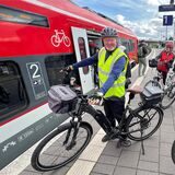 Eckhard Overbeck, Elvira Overbeck, Rainer Wulf und Wilhelm Kröger stehen mit ihren Fahrrädern am Fröndenberger Bahnhof