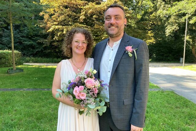 Miriam und Marcel Jurecki umarmen sich nach der standesamtlichen Trauung am Hertener Rathaus.