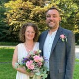 Miriam und Marcel Jurecki umarmen sich nach der standesamtlichen Trauung am Hertener Rathaus.