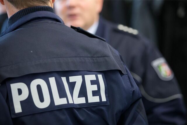 Zwei uniformierte Polizeibeamte