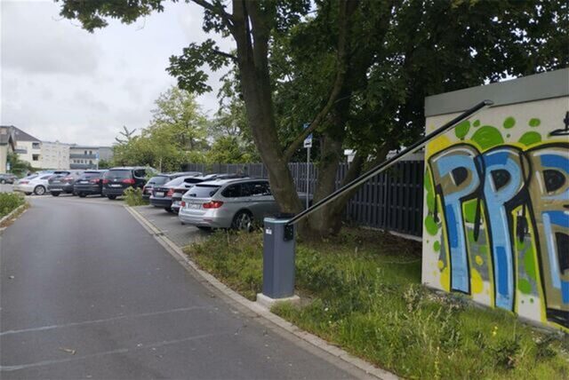 Derzeit (Stand 8.9.) ist die Schranke auf dem Parkplatz Kreisstraße/Landsbergstraße wegen einer Beschädigung gesperrt. Der Parkplatz soll öffentlich werden, damit eine ganztägige Nutzung möglich ist.