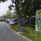 Derzeit (Stand 8.9.) ist die Schranke auf dem Parkplatz Kreisstraße/Landsbergstraße wegen einer Beschädigung gesperrt. Der Parkplatz soll öffentlich werden, damit eine ganztägige Nutzung möglich ist.