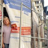 Was macht Annette Neuert hinter der Bauplane? Am verkaufsoffenen Sonntag eröffnet sie zunächst als Baustellenverkauf einen zweiten Standort von „Nettes Lädchen“ in der Fußgängerzone.