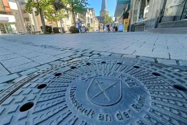 Der erste Kanaldeckel mit dem Schwerter Stadtwappen ist auf dem Cavaplatz verlegt worden.