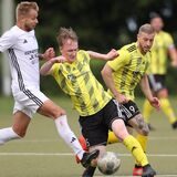 Kilian Holz und Tim Splettstößer kämpfen um den Ball.