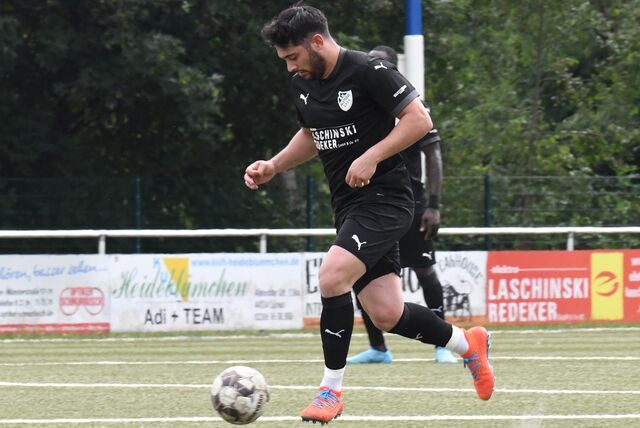 Hakan Uzun treibt den Ball über das Feld.