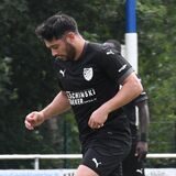 Hakan Uzun treibt den Ball über das Feld.