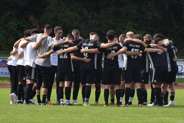 Eintracht Werne macht Gruppenkreis.
