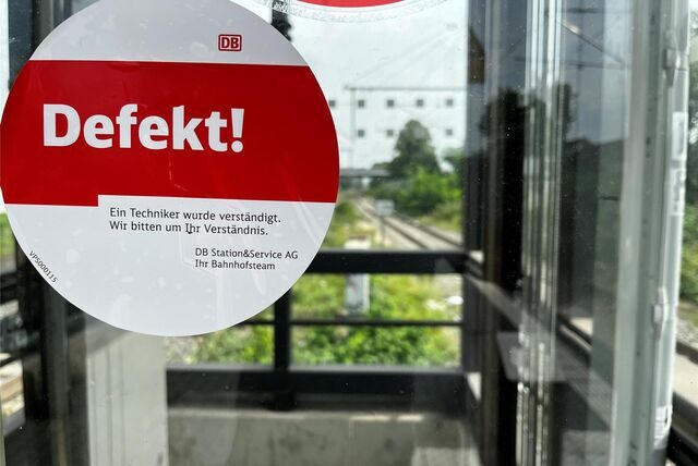 Ein Aufkleber mit der Aufschrift „Defekt“ klebt am Aufzug im Bahnhof Kamen.