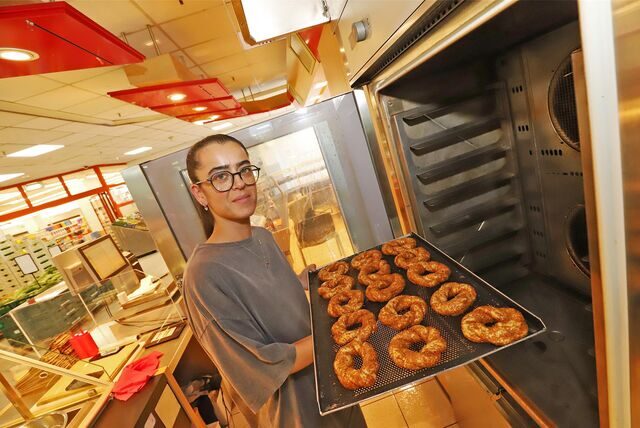 Tüdanya Gürok mit einem Blech Sesamringe, die zum festen Sortiment der Bäckerei gehören.