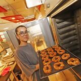Tüdanya Gürok mit einem Blech Sesamringe, die zum festen Sortiment der Bäckerei gehören.