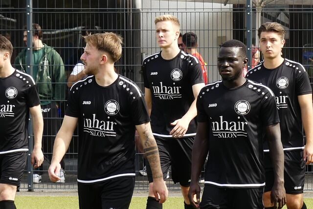 Erik Heidbrink (M.) fühlt sich im Kreise seiner Mitspieler des VfL Kamen pudelwohl.