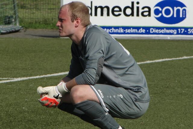 Hendrik Hamelmann beobachtet in der Hocke das Spiel.