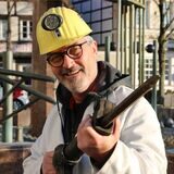 Michael Kloßek mit einem historischen Abbauhammer, auch Pickhammer genannt, der viele Kilogramm schwer ist. Der Musical-Macher kommt jetzt mit seinem Musical in die Konzertaula Kamen.
