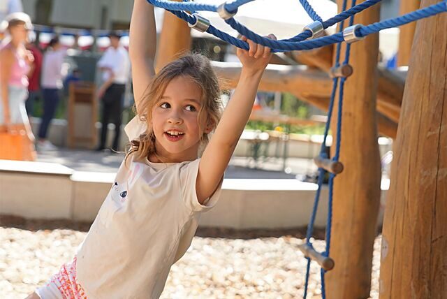 Endlich können Kinder im Wasserspiel spielen: Die Stadt Fröndenberg eröffnete am Dienstag (5. September) offiziell den umgebauten Bruayplatz.
