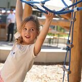 Endlich können Kinder im Wasserspiel spielen: Die Stadt Fröndenberg eröffnete am Dienstag (5. September) offiziell den umgebauten Bruayplatz.
