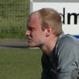 Hendrik Hamelmann beobachtet in der Hocke das Spiel.