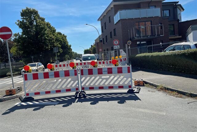 Wegen eines Hausbaues ist die Bahnhofstraße direkt am Kreisverkehr Richtung Süden, also Richtung Innenstadt, gesperrt. Stadtauswärts ist die Spur frei.