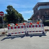 Wegen eines Hausbaues ist die Bahnhofstraße direkt am Kreisverkehr Richtung Süden, also Richtung Innenstadt, gesperrt. Stadtauswärts ist die Spur frei.
