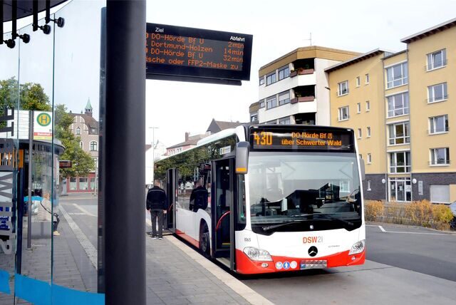 Bus steht am Busbahnhof Schwerte.