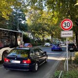 Auf der Friedrich-Ebert-Straße in Unna fahren Autos und ein Bus vorbei an einem Straßenschild mit der Aufschrift „30“ und „Lärmschutz“.