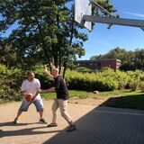 Zwei Männer spielen Basketball.