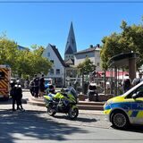Ein Rettungswagen, zwei Streifenwagen und eine Motorradstreife am Tatort.