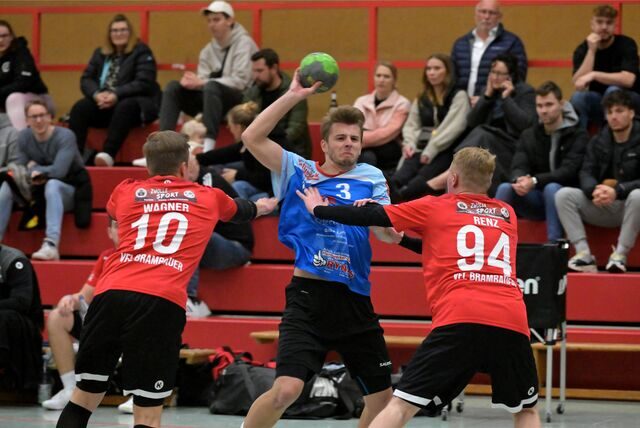 Zwei Spieler des VfL Brambauer blocken den Angreifer des TV Werne.