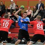 Zwei Spieler des VfL Brambauer blocken den Angreifer des TV Werne.