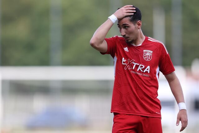 Olcay Yilmaz rauft sich die Haare.