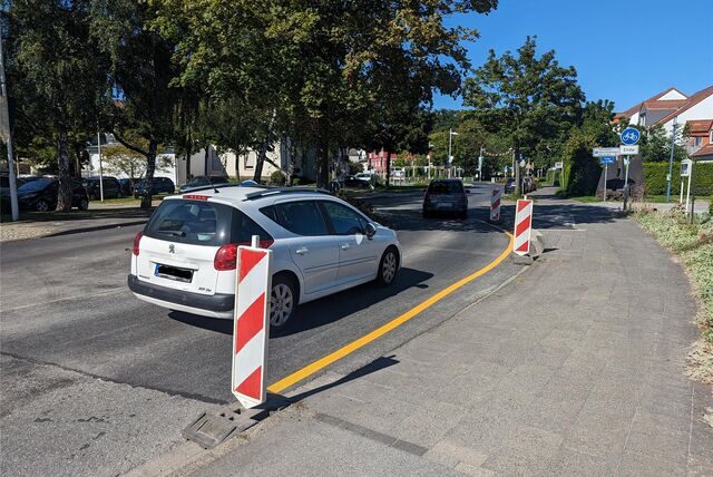 Drei Warnbaken stehen seit Mittwoch (6. September) am Straßenrand der Ruhrstraße genau dort, wo der Radweg entlang führt und neuerdings auf die Fahrbahn geleitet wird.