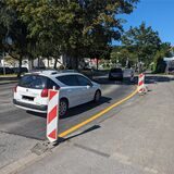 Drei Warnbaken stehen seit Mittwoch (6. September) am Straßenrand der Ruhrstraße genau dort, wo der Radweg entlang führt und neuerdings auf die Fahrbahn geleitet wird.