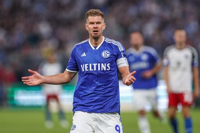 28.07.2023, Fussball, 2. Bundesliga, Saison 2023/2024, Hamburger SV – FC Schalke 04, Simon Terodde (FC Schalke 04)
Foto: Tim Rehbein/RHR-FOTO