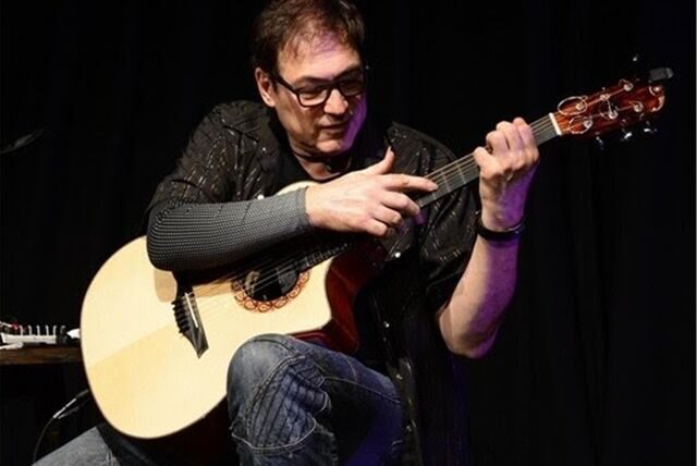 Man sieht den Künstler Don Alder mit einer Gitarre in der Hand.