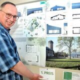 Auf dieses neue Pfarrheim hatte sich die St.-Monika-Gemeinde in Ergste gefreut. Im Juli 2022 zeigte Ulrich Passavanti, Vorsitzender des Kirchbau- und Gemeindeförderwerks, den Siegerentwurf des Architektenwettbewerbs.