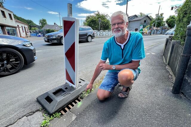 Der Fröndenberger Jürgen Drees ärgert sich über die seit langem aufgestellten Warnbaken vor abgesackten Gullys auf der Alleestraße.