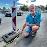 Der Fröndenberger Jürgen Drees ärgert sich über die seit langem aufgestellten Warnbaken vor abgesackten Gullys auf der Alleestraße.