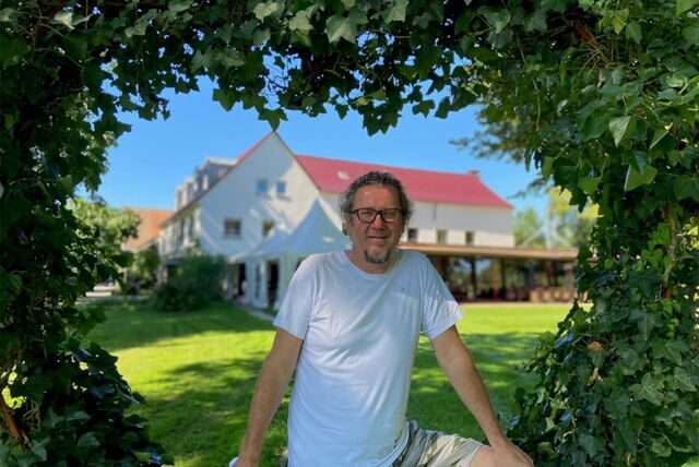 Lars Weinhold steht vor dem Gutshof Wellenbad in Schwerte-Geisecke.
