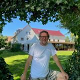 Lars Weinhold steht vor dem Gutshof Wellenbad in Schwerte-Geisecke.