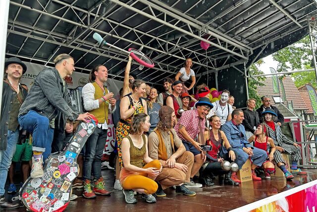 Die Künstler haben richtig Bock auf das Festival, trotz des Regens zu Beginn.