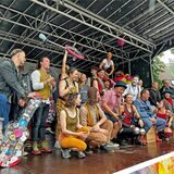 Die Künstler haben richtig Bock auf das Festival, trotz des Regens zu Beginn.
