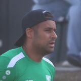 Sanmi Ojo blickt auf das Spielfeld.