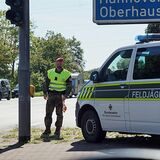 Ein Feldjäger auf seinem Posten: Wenn eine Bundeswehr-Kolonne kommt, wird sie wie ein einzelnes Fahrzeug behandelt.