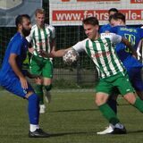 Zwei Spieler vom PSV Bork und dem Kamener SC im Zweikampf.