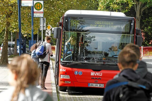 Ein Schulbus der VKU hält an einer Haltestelle in Bergkamen.