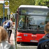 Ein Schulbus der VKU hält an einer Haltestelle in Bergkamen.