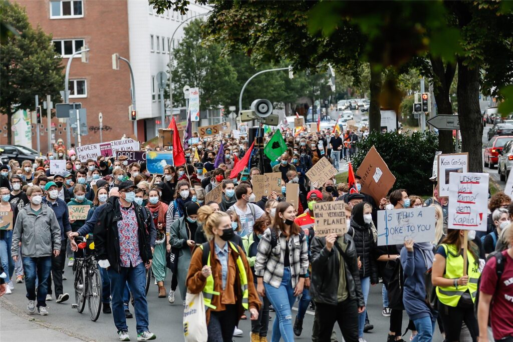 Klimastreikende mit Transparenten in Dortmund.