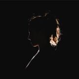 Silhouette einer Frau vor schwarzem Hintergrund.