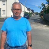Uwe Alhelm ärgert sich über den Bauschutt, der aus der Lippestraße vor sein Grundstück gespült wird.